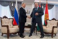 ''Лукашенко чуть ли не на шпагат сел'': Путина высмеяли в сети за новую уловку с ростом