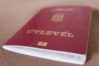 Венгрия продолжает раздавать закарпатским украинцам свои паспорта, - СМИ