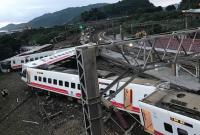 На Тайване пассажирский поезд сошел с рельсов, 17 погибших и 126 постравших