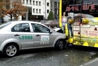 В Киеве машина службы такси Uber врезалась в троллейбус