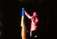 Солист Imagine Dragons поднял украинский флаг на концерте в Киеве