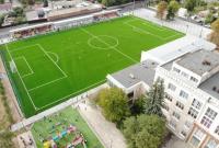 Гройсман "испытал" новопостроенное футбольное поле в Виннице