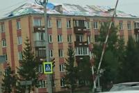 В российском Красноярске протекающую крышу дома застелили предвыборными баннерами