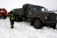 Спасатели вытащили четыре авто из снежных заносов в Днепропетровской области
