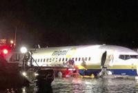 Во Флориде Boeing 737 после приземления упал в реку