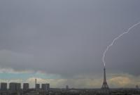 Фотограф заснял молнию, ударившую в Эйфелеву башню