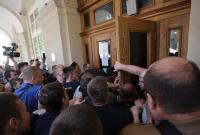 Выломали дверь и ворвались внутрь: группа молодых людей штурмовала Львовскую мэрию (видео)