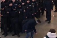 Команда "тупим": реакция взвода российских полицейских на выроненный пассажиром пистолет удивила сеть (видео)