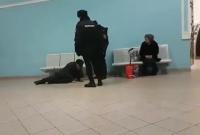 "На улицу пойдешь мерзнуть!": в РФ полицейские сбросили пенсионера со скамейки (видео)
