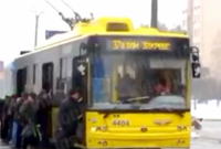 В Киеве пассажиры дотолкали до остановки сломавшийся посреди дороги троллейбус (видео)