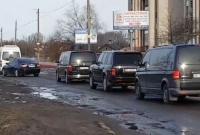 Жестокая реальность Кортеж Порошенко с трудом смог проехать по разбитой дороге во Львовской области (видео)