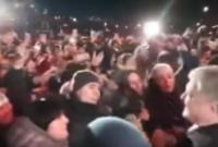 "Лавры Януковича не дают покоя": Порошенко сорвал шапку с девушки после неудобного вопроса (видео)