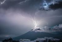 В Гватемале фотограф зафиксировал момент, когда молния попала на вершину кратера