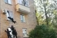 Нет ума – штурмуй дома: спецназ РФ потерпел неудачу при проникновении в квартиру (видео)