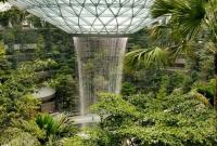 Впечатляюще. В аэропорту Сингапура открылся терминал с самым большим искусственным водопадом