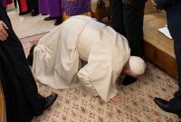 Папа Франциск поцеловал ноги лидерам Южного Судана ради сохранения мира