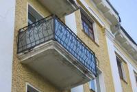 В Одессе женщина выпала с балкона и застряла