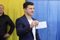 Зеленский нарушил тайну голосования и показал бюллетень перед камерами
