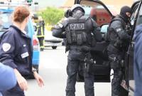 Во Франции мужчина с выстрелами захватил заложников