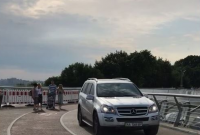 Водитель, который заехал на "стеклянный" мост в Киеве, отделался штрафом в 765 грн