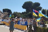 В Риме протестуют с украинскими флагами из-за визита Путина