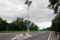 На украинских дорогах начали устанавливать освещение на солнечных батареях
