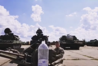 Открыл бутылку зениткой: украинский боец присоединился к главному флешмобу этого лета (видео)