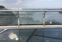 Власти Киева сообщили, когда заменят поврежденное стекло на пешеходном мосту