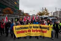 В немецком Билефельде тысячи людей вышли на антидемонстрации против неонацистов