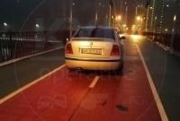 По пешеходному мосту в Киеве покатался автомобиль