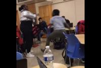 В США учительница на уроке избила школьницу (видео)