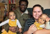 В Уэльсе недоношенного младенца спасли объятия брата-близнеца