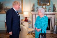 СМИ узнали об отказе Джонсона уходить без увольнения Елизаветой II