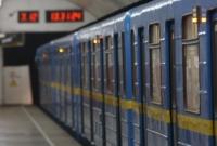 В Киеве на станции метро Почайная мужчина упал на рельсы