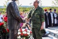 В сети высмеяли фото главаря ДНР у памятника Захарченко