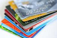НБУ: безналичные операции с платежными карточками достигли почти 50%