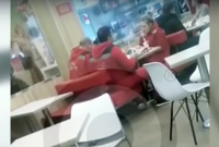 В РФ врачи "скорой" поели в KFC и прошли мимо человека без сознания (видео)