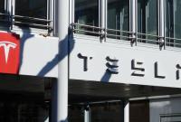Акции Tesla упали более чем на 13% после сообщений о сокращении