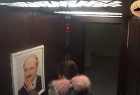 Как белорусы реагируют на портрет Лукашенко в лифте (видео)
