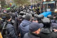 У Молдові фермери на тракторах штурмували парламент