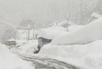 Снежная буря в Японии: на шоссе застряло более тысячи авто, их достают уже два дня