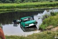 В Житомирской области легковушка слетела с дороги в реку, водитель погиб