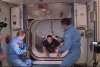 Екіпаж Crew Dragon успішно перейшов на МКС (відео)