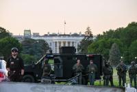 Через протести у столиці США запровадили комендантську годину, а Трампа відвезли до бункера, - ЗМІ