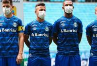 АПЛ может обязать футболистов проводить тренировки в защитных масках