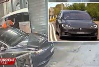 Владелица Tesla проучила и забрала у похитителей свое авто (фото)
