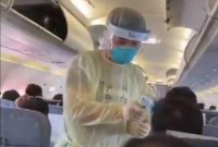 Появилось видео из Китая, как медики сканируют пассажиров самолета на новый смертоносный вирус