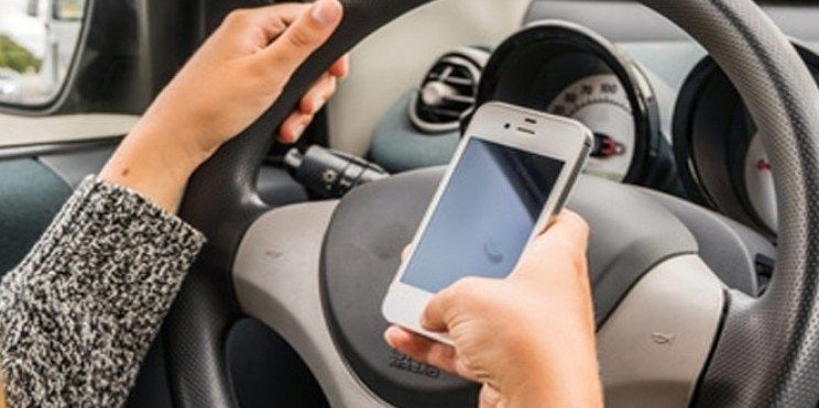 Французам запретили пользоваться телефоном даже в стоящем автомобиле
