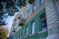 В Днепре демонтируют застекленные балконы с исторических зданий