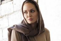 Анджелина Джоли приехала к бежавшим от чисток мусульманам (видео)